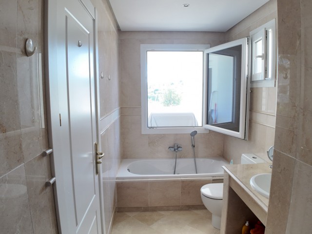 2 Bedrooms Apartment in Nueva Andalucía