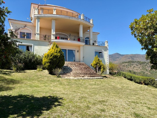 7 Bedrooms Villa in Estepona