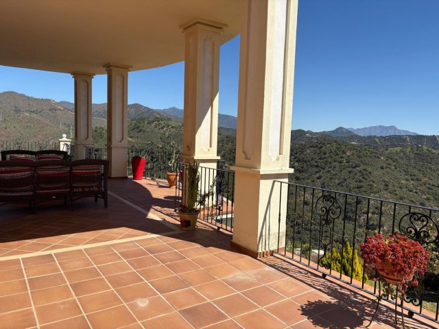 7 Bedrooms Villa in Estepona