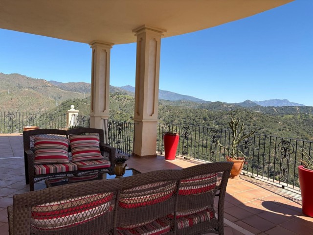 7 Bedrooms Villa in Estepona