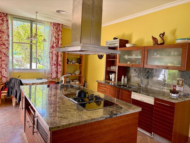 7 Bedrooms Villa in Estepona