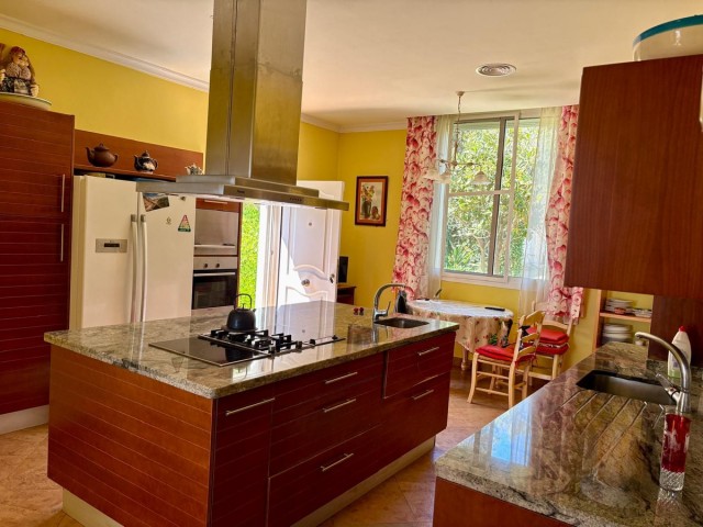 7 Bedrooms Villa in Estepona