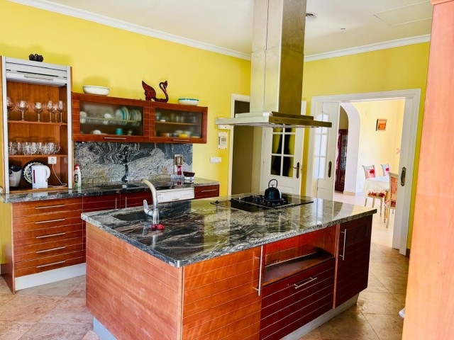 7 Bedrooms Villa in Estepona