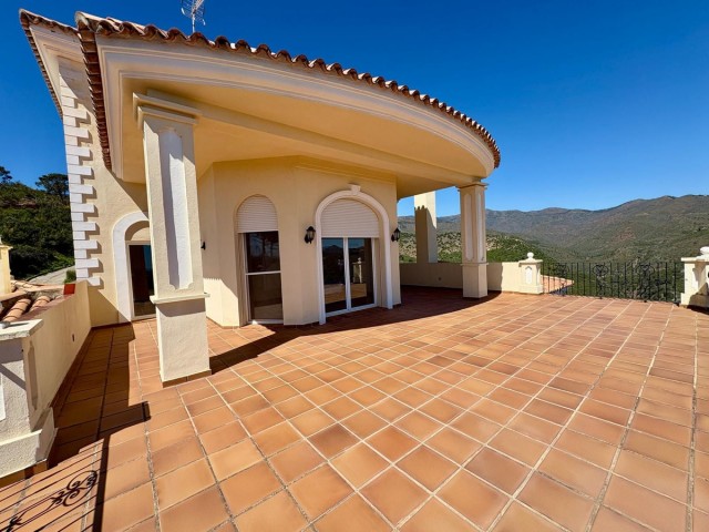 7 Bedrooms Villa in Estepona