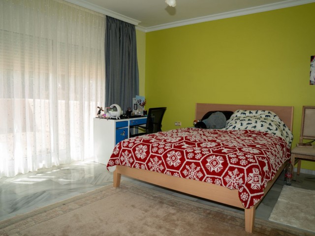 4 Bedrooms Villa in Elviria