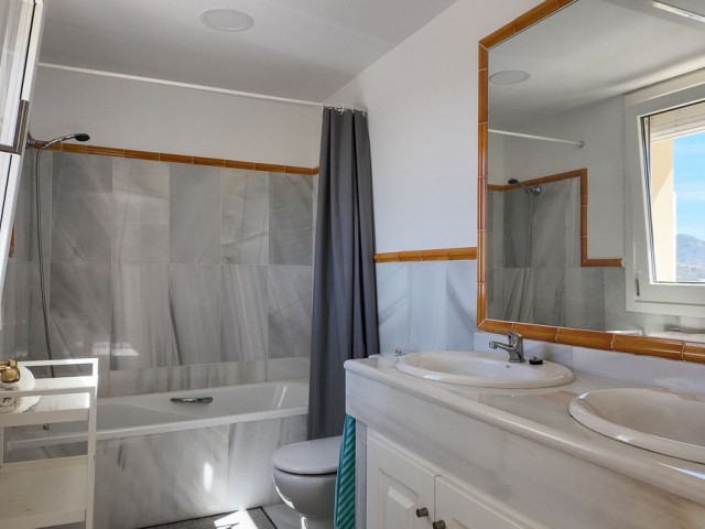 Maison mitoyenne avec 3 Chambres  à La Heredia