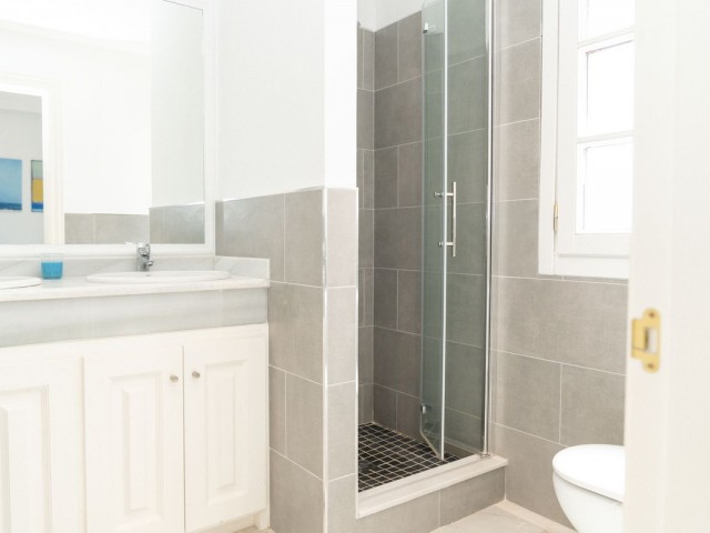 Maison mitoyenne avec 3 Chambres  à La Heredia