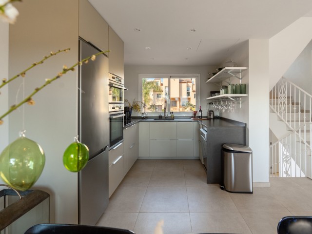 4 Schlafzimmer Reihenhaus in Nueva Andalucía