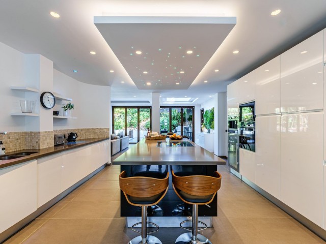 5 Bedrooms Villa in Marbella