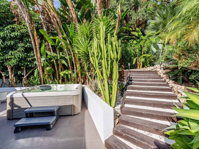 5 Bedrooms Villa in Marbella