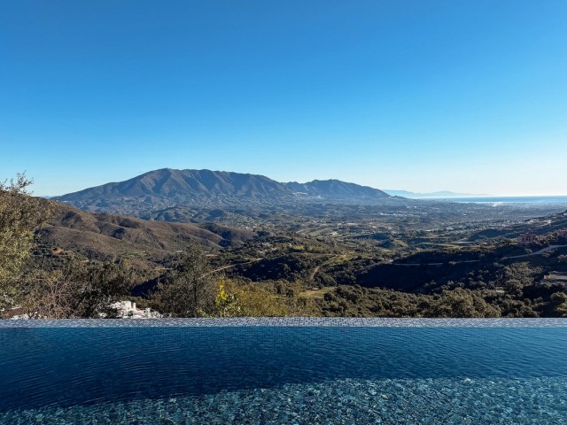 Villa con 6 Dormitorios  en Ojén