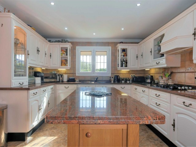 4 Bedrooms Villa in Estepona