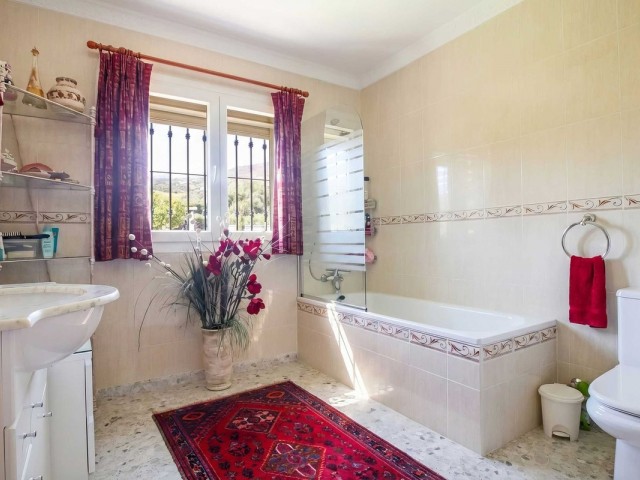 4 Bedrooms Villa in Estepona