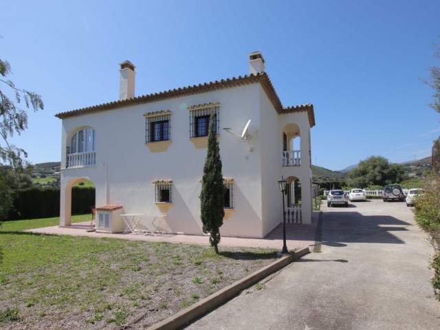 4 Bedrooms Villa in Estepona