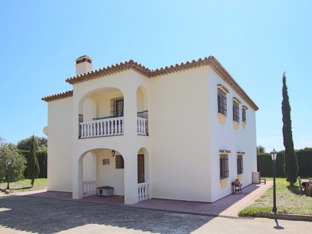 4 Bedrooms Villa in Estepona