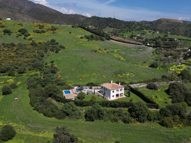 4 Bedrooms Villa in Estepona