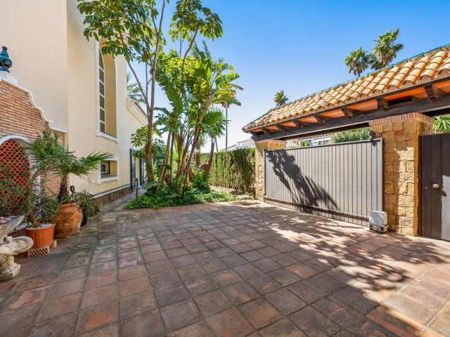 3 Bedrooms Villa in Estepona