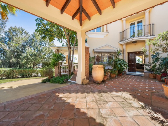 3 Bedrooms Villa in Estepona