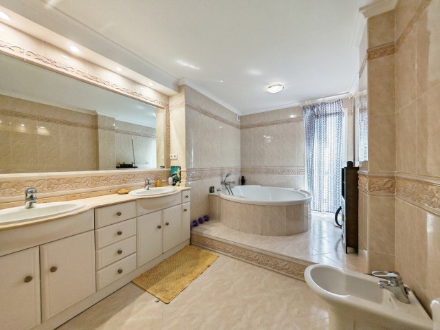 5 Bedrooms Villa in Benalmadena