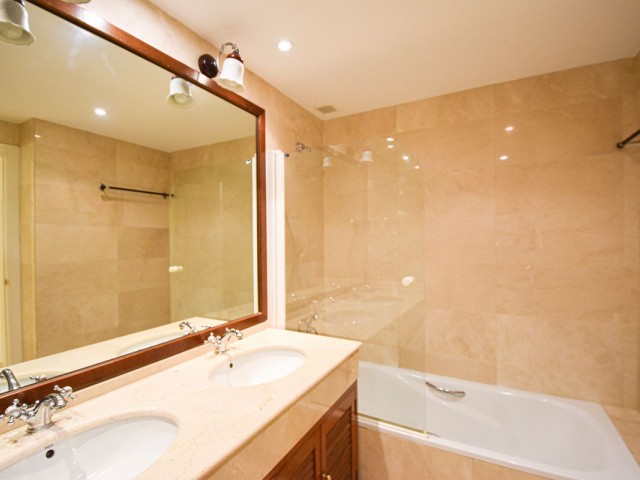 2 Bedrooms Apartment in San Pedro de Alcántara