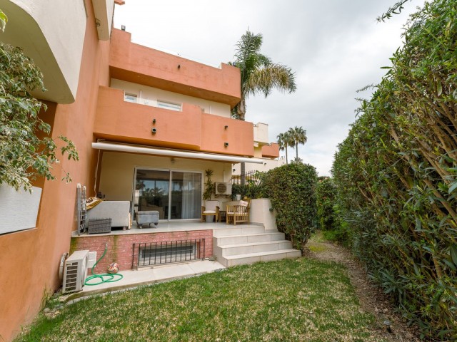 Maison mitoyenne avec 4 Chambres  à New Golden Mile