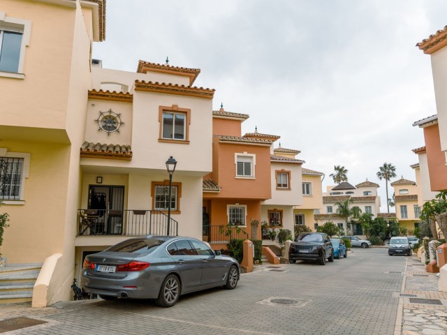 Maison mitoyenne avec 4 Chambres  à New Golden Mile