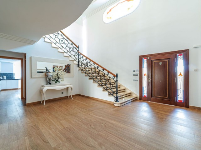 Villa avec 8 Chambres  à Marbella