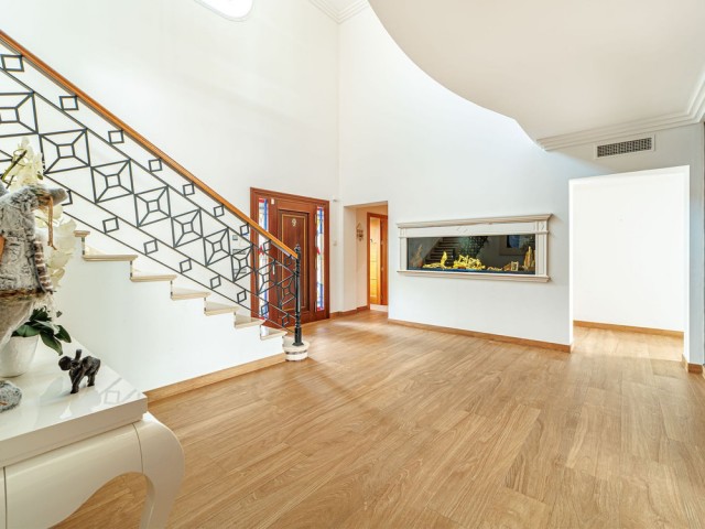 Villa avec 8 Chambres  à Marbella