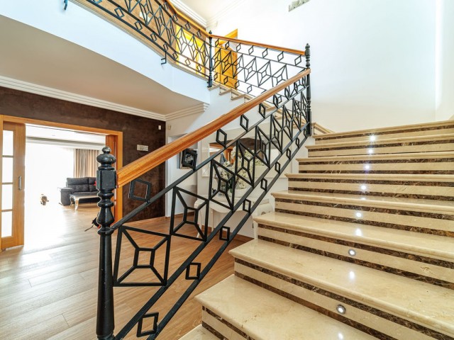 Villa avec 8 Chambres  à Marbella