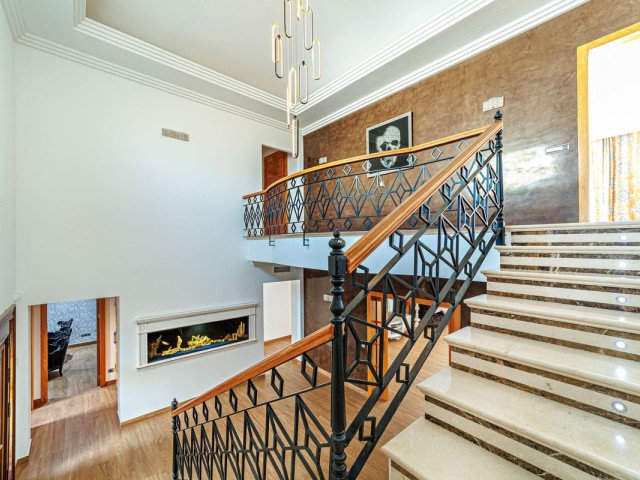 Villa avec 8 Chambres  à Marbella