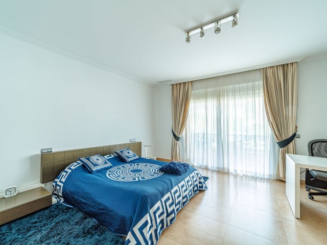 Villa avec 8 Chambres  à Marbella