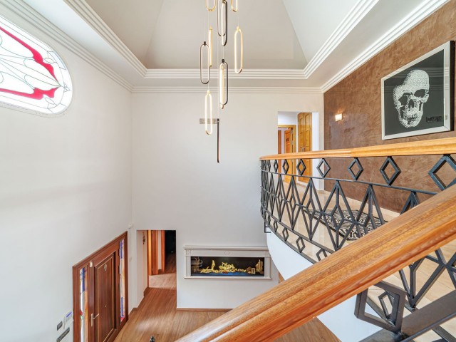 Villa avec 8 Chambres  à Marbella