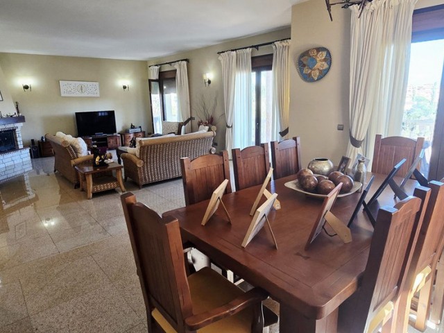 4 Bedrooms Villa in Sierrezuela