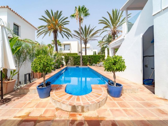 4 Bedrooms Villa in Marbesa