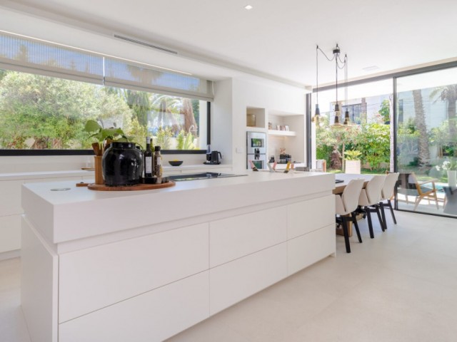 4 Bedrooms Villa in Marbesa