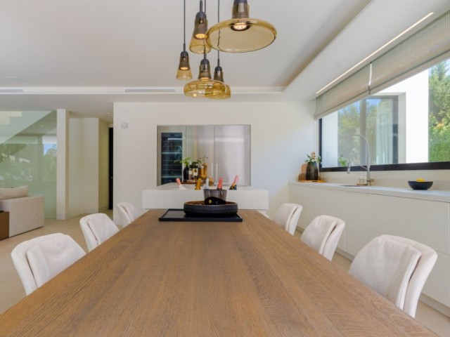 4 Bedrooms Villa in Marbesa