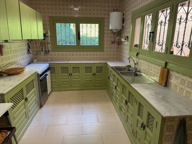 3 Sovrums Villa i Estepona