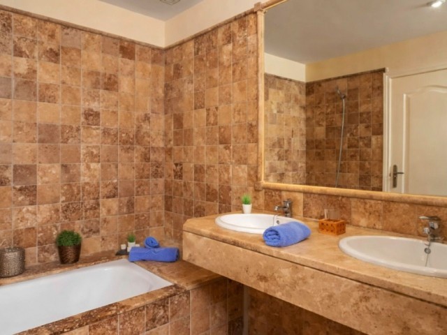 2 Bedrooms Apartment in Benahavís