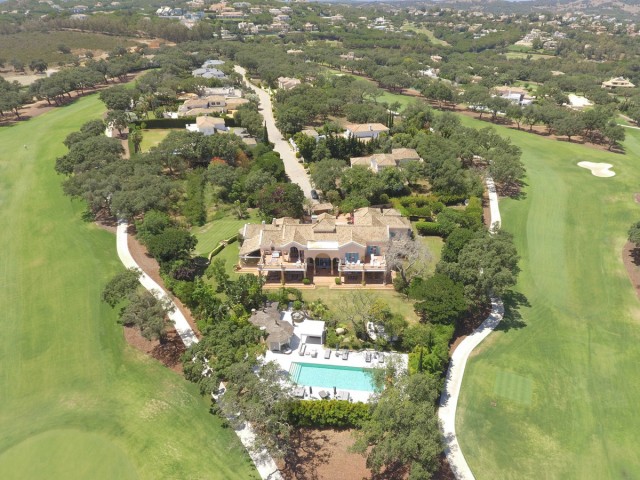 5 Makuuhuoneen Huvila San Roque Club