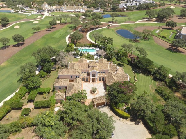 5 Makuuhuoneen Huvila San Roque Club