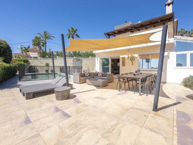 Villa avec 6 Chambres  à Estepona