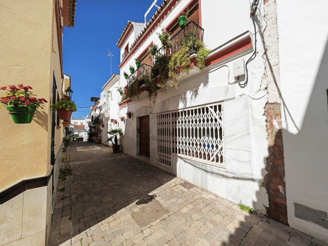 Adosado con 5 Dormitorios  en Estepona