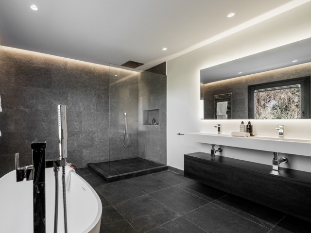 5 Bedrooms Villa in Selwo