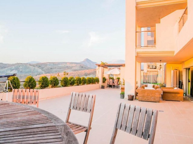 4 Bedrooms Apartment in Benahavís