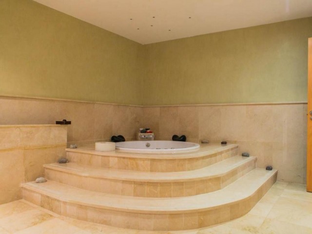 4 Bedrooms Apartment in Benahavís