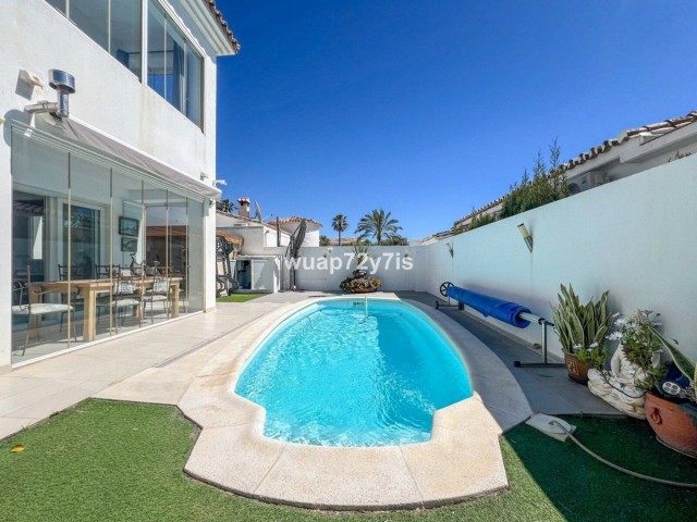 3 Bedrooms Villa in Estepona