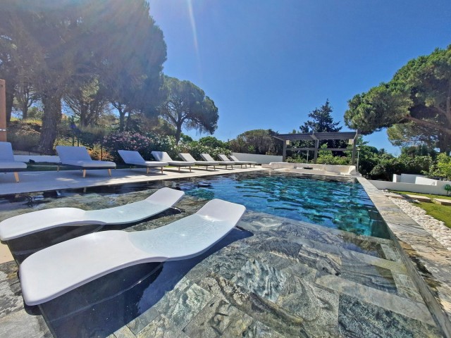 4 Bedrooms Villa in Elviria