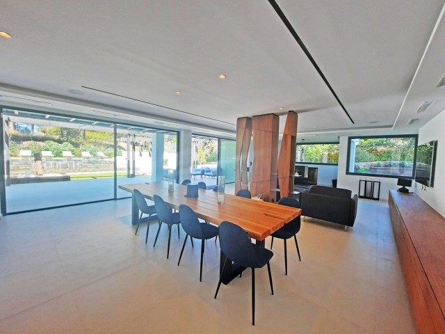 4 Bedrooms Villa in Elviria