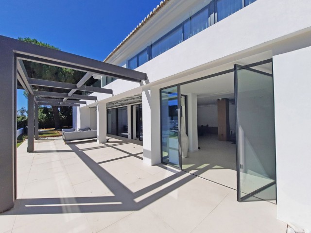 4 Bedrooms Villa in Elviria