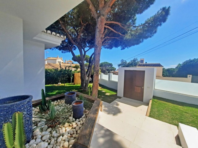 4 Bedrooms Villa in Elviria